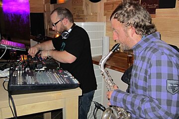 Max the Sax and Toby, Le Bubble Bar